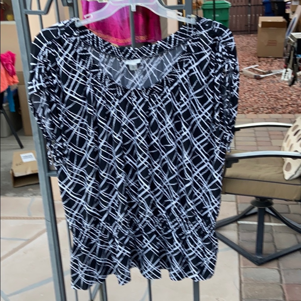 Black and white short sleeve top